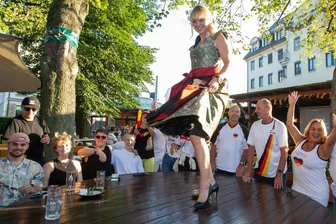 Fesch fürs Viertelfinale gegen Spanien: Plauenerin entwirft Dirndl für die EM in schwarz-rot-gold - Public-Viewing im Vogtlandgarten als Vorgeschmack auf die Plauener Wiesn. Stefanie Meinel fällt in ihrem EM-Dirndl auf.