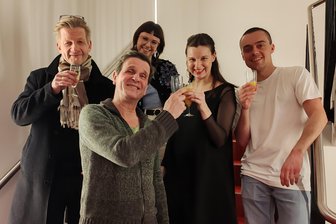 Fesselnde Premiere in Zwickau: „Nathans Kinder“ lässt das Publikum den Atem anhalten - Anstoßen bei der Premierenfeier im Gewandhaus (v. l.): Die Darsteller Marius Marx (Nathan, Jörg Seyer (Bischof), Sophia Bauer (Recha), Theresa Weidhas (Sultana) und Philipp Rosenthal (Kurt).