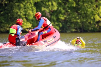 Fest an Talsperre Kriebstein: Lebensretter hoffen auf sichere Schwimmer - DRLG-Mitglieder simulieren auf der Talsperre Kriebstein einen Rettungseinsatz.