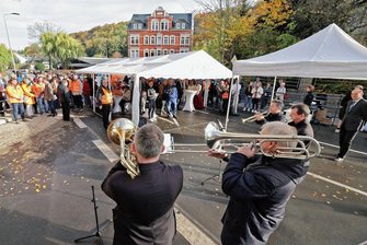 Fest auf frischem Asphalt: Hartensteiner Straße in Lichtenstein ist wieder frei - Auch Lichtensteins Ex-Bürgermeister Thomas Nordheim (Trompete, rechts) war nah an der Offiziellenriege.