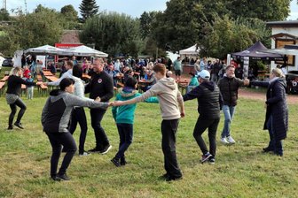 Fest auf Wagyu-Hof: Ein tierisches Vergnügen in Erlau - In einem Workshop konnten sich die Gäste im Disco-Fox üben.