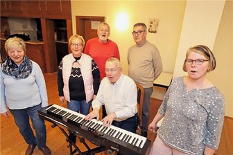 Fest der Vereine in Hetzdorf: Die Freizeithalle wird zum Mittelpunkt von Halsbrücke - Gisela Hoppe, Simone Will, Hans Schuster, Andreas Schwinger, Reinhold Faust und Manuela Biber (v. l.) vom gemischten Chor Hetzdorf sind beim Vereinsfest mit dabei.