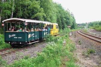 Fest entlang der alten Strecke der Schmalspurbahn - Der Wernesgrüner Schienenexpress verkehrt am Festwochenende ab Schönheide-Süd. 