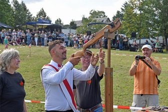 Fest in Hohenfichte: Vom (Ruder-)Knecht zum (Schützen-)König - Die Entscheidung naht - gleich wird Felix Säuberlich der neue Schützenkönig werden.