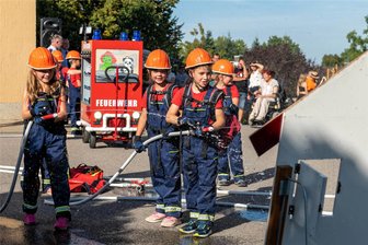 Fest in Milkau: Ein Dorf im Feierfieber - Die Kinder der Löschpandas konnten sich über ein Geschenk freuen. Gerne probierten sie das neue Fahrzeug aus.