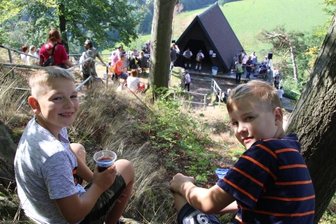 Fest mit Aussicht: Am Kunnerstein wird gefeiert - Die beiden Freunde Leonardo und Caspar hatten sich im vorigen Jahr zum Kunnersteinfest einen gemütlichen Platz oberhalb der Hütte gesucht und beobachteten den Trubel mit Abstand.