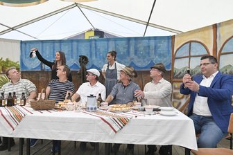 Fest-Saison dreht wieder auf: Tipps zum Wochenende im Oberen Vogtland - „Neimodisch Zeich“ hieß im vergangenen Jahr das Theaterstück zum Auftakt der Zwoticher Körbe. Am Freitagabend folgt „Altmodisch Zeich“ zum Start des Volksfestes in diesem Jahr.