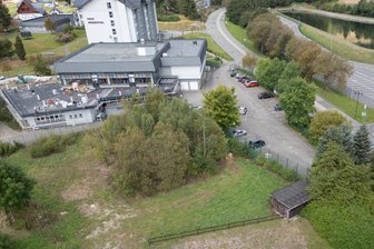 Fest statt mobil: Am Fichtelberg entsteht weiteres Ganzjahresanbebot für Einheimische und Gäste - Auf diesem städtischen Grundstück neben dem „Haus Wiesenthal“ oberhalb der Hüttenbachstraße soll der Pumptrack errichtet werden. Früher befand sich auf dem Areal eine Tennisanlage.