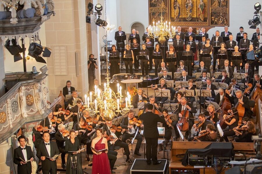 Festakt begeistert Publikum in der Plauener Johanniskirche - Pompöses Finale der zweistündigen 900-Jahre-Festveranstaltung am Sonntagabend in der Johanniskirche. 