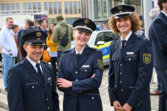 Festakt in Chemnitzer Stadthalle: 210 Polizei-Kommissare starten ihren Dienst in Sachsen - André Rechenbach, Ulrike Haase und Benito Stranowsky können sich nach einem dreijährigen Studium Kommissar oder Kommissarin nennen.