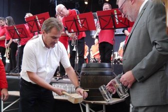 Festauftakt mit Pauken und Trompeten und harten Schlägen - Mittweidas OB Ralf Schreiber (links) benötigte zwar mehrere Schläge, aber dann floss das Freibier zum Auftakt des Altstadtfestes am Freitagabend. Diesmal wurde er beim Ausschank unterstützt von Mittelsachsens Landrat Matthias Damm.