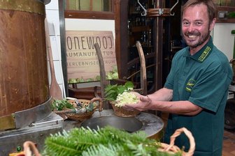 Festbier für 450 Jahre Schloss Augustusburg: Warum Tannenspitz und Giersch ins Bier kommen - Diplom-Brauer Michael Friedrich hat in seiner Bierwerkstatt ein Spezialgetränk für die 3. kulinarische Landpartie auf Augustusburg angesetzt.