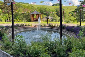 Feste am Wochenende: Wildenfels und Hartenstein feiern am Wasser - Der Brunnen auf den Terassen von Schloss Wildenfels ist Namensgeber fürs Brunnenfest „Wildenfels verein(t)“.
