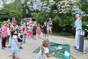 Feste in Wernitzgrün, Schöneck und Bad Brambach: So feiert das Oberland - Lampionfest in Bad Brambach: Mikolaj Kuncewicz ist umlagert, als er Seifenblasen kunstvoll durch die Luft schweben lässt.
