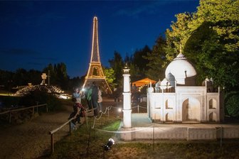 Feste, Konzerte und besondere Nächte: Was am Wochenende im Landkreis Zwickau los ist - Nur ein Katzensprung vom Eiffelturm zum Taj Mahal: Am Samstag ist die Miniwelt in Lichtenstein wieder in besonders romantischer Atmosphäre bei Nacht zu erleben.