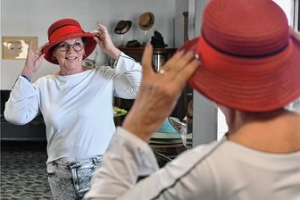 Feste rund um den Hut: Laut Inhaberin eines Hutladens in Freiberg kaufen Kunden aber meist für einen anderen Zweck ein - Im Huthaus Mette in Freiberg zeigt Inhaberin Barbara Mette einen aktuellen Sommerhut. Die Firma Hut Mette wurde 1825 von Reinhold Friedrich Mette gegründet, Barbara Mette hat das Geschäft seit 1985. 