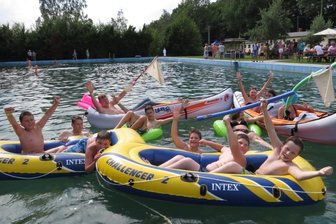 Feste und Konzerte locken überall - Gaudi-Einlagen wie das Schlauchbootfahren gehören zu den Aktionen des Waldbadfestes in Triebel, das am Samstag in der Freizeitanlage am Ortseingang Triebel aus Richtung Oelsnitz stattfindet. 