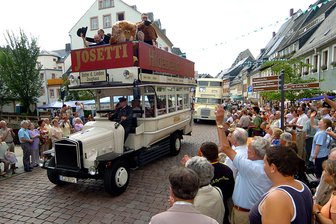 Feste, Zickzack, Rallye: Fünf Wochenendtipps für Mittelsachsen - Die Oldtimerparade ist ein Höhepunkt. Hier ein Buskorso bei einem früheren Fest.