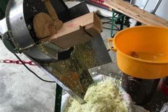 Festgäste können im Erzgebirge Sauerkraut herstellen - Mit so einer Maschine geht das Zerkleinern des Weißkrauts um einiges schneller.