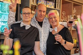 Festhalle Annaberg: Folgt auf Party- nun Katerstimmung? - Haben am Samstagabend gemeinsam mit vielen Helferinnen und Helfern ihre letzte große Party in der Festhalle gestemmt: Till Schwabe mit seiner Frau Sigrid Pisarski und Tochter Katrin. 