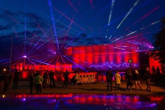 Festhalle Plauen: Alle Tanzveranstaltungen fallen aus, auch Silvesterparty - Die Plauener Festhalle bei der "Night of Light" im Juni.