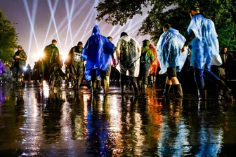 Festival-Ärger? Welche Rechte Gäste geltend machen können - Schlechtwetterprognose fürs Festival? Bleiben Ticketinhaber aus eigenem Willen und Vorsicht fern, haben sie kein Anrecht auf Rückerstattung der Kosten.