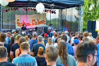 Festival am Mühlteich feiert 20-Jähriges - Das Festival L*abore, hier ein früheres Bühnenprogramm, erlebt am Freitag und Samstag seine 20. Auflage in Hauptmannsgrün.
