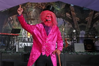 Festival an der Talsperre Pöhl: Auf Rambazamba Island waren die Affen los! - Auf Ramba-Zamba Island waren die Affen los! Der neue Vereins-Chef Ron Lindenau begrüßte am Freitag die Partygäste.
