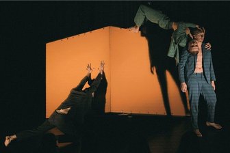 Festival-Auftakt "Tanz Moderne Tanz" in Chemnitz: Das Ding mit den Außerirdischen - Erstaunlich, was insgesamt vier Männer mit einem Kasten so anstellen können: Für fast hypnotisch wirkende Bewegungsabläufe um das orangefarbene Ding sorgte am Mittwochabend die Nuepiko Dance Company aus Litauen auf der Hinterbühne im Opernhaus.