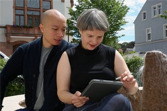 Festival Begehungen: Wie sich ein internationales Künstlerpaar von Thalheim inspirieren lässt - Marta Sala und Kin Man Cheong haben in Thalheim einige positive Überraschungen erlebt und freuen sich auf das Kunstfestival Begehungen.