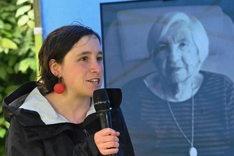 Festival "Gegen das Vergessen" in Chemnitz ohne Esther Bejarano - Geschichtslehrerin Anja Schüller forscht seit mehreren Jahren zum Konzentrationslager Sachsenburg bei Frankenberg. Vor einem Bild der am Wochenende verstorbenen Auschwitzüberlebenden Esther Bejarano berichtete sie im Park der Opfer des Faschismus von ihrer Arbeit.