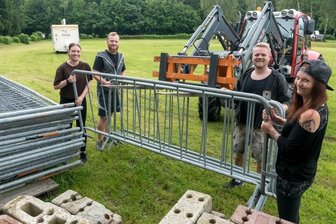 Festival-Hoffnung erfüllt sich doch noch - Am Mittwoch begannen Vereinsmitglieder, zu denen Anna Egert, Martin Kraus, Sebastian Zander und Anne Kraus (v. l.) gehören, mit dem Aufbau auf dem Festivalgelände.