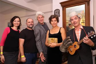 Festival im Erzgebirge verbindet Entspannung mit guter Laune - Klára Mikšičková (l.) mit ihrem Mann Petr (2. v. l.) neben den Schauspielern des ersten deutsch-tschechischen Kabaretts.