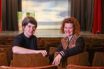 Festival im Fritz-Theater Chemnitz: Tausche Geschichte gegen Mahlzeit - Angelika Waniek und Alica Weirauch (von links) haben jeweils eigene Produktionen zum Festival „Der Rahmen ist Programm“ entwickelt. Das Festival findet vom 30. Mai bis zum 2. Juni im und um das Fritz-Theater statt.