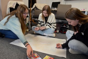 Festival im Göltzschtal geplant: Was wünschen sich Jugendliche aus Rodewisch, Auerbach und Falkenstein für so eine Fete? - Beim Workshop „Aller Land Festival“ haben Nathalie, Rosalie und Lene (von links) aufgeschrieben, was ihrer Meinung nach alles zu einem Festival dazugehören muss.