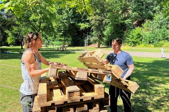 Festival im Stadtpark Werdau startet am Freitag - Helfer bei den ersten Aufbauarbeiten am Mittwochnachmittag.