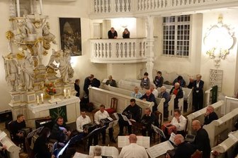 Festival in der Heimat des Bandonions - Zum Bandonion-Festival in Carlsfeld finden in der Trinitatiskirche des Ortes Konzerte statt. Das Bild entstand bei einem Festival in früheren Jahren. 