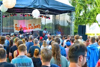 Festival L*abore in Hauptmannsgrün holt Jubiläum nach: Es gibt noch Tickets - Das Festival L*abore, hier ein früheres Bühnenprogramm, erlebt am Freitag und Samstag seine 20. Auflage in Hauptmannsgrün.
