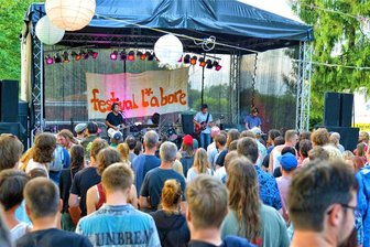 „Festival Labore“ erlebt 21. Auflage in Hauptmannsgrün - Eine der drei Bühnen beim „Festival Labore“, das Freitag und Samstag im Ortsteil Hauptmannsgrün der Vogtland-Gemeinde Heinsdorfergrund steigt.