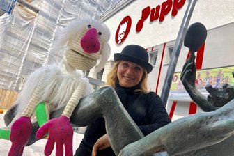 Festival lässt in Zwickau die Puppen tanzen - Direktorin Monika Gerboc vor dem sanierten Puppentheater in Zwickau.
