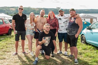 Festival „Sonne Mond Sterne“ in Saalburg: So feiern Vogtländer mit - Eine Gruppe aus Auerbach und Ellefeld steht vor dem Hintergrund des SMS Festivalgeländes. Von links René Subroweit, Lara Feldmann, Hendrik Leonhardt, Marceline Schüler, Alessandro Garrella und Marco Gerisch. Vorn: Joey Pasold.