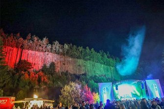 Festival-Stimmung am Scheibenberg: Womit das Vollmondkamp punktet - Die Orgelpfeifen - die Basaltsäulen des Scheibenbergs - bieten eine beeindruckende Kulisse für das Festival. 