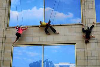 Festival "Tanz Moderne Tanz" ab 14. Juni in Chemnitz - Auch die Compagnie Retouramont aus Frankreich - hier bei einem Tanz an der Fassade des Chemnitzer Einkaufszentrums Galerie Roter Turm bei einem der vergangenen Festivals - ist wieder bei "Tanz Moderne Tanz" dabei. 