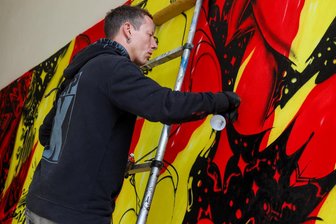 Festival „Uwe“ in Etzdorf feiert die Kreativität: Mit ganz viel zum Schauen und zum Mitmachen - Matthias Gephart von Disturbanity Graphics stammt aus Bochum und wohnt seit vielen Jahren in Berlin. Am Eingang zum Gelände des Uwe-Festivals in Etzdorf gestaltete er sein Werk: „The good, the bad and the double standard“. „Es sind viele aufgeschlossene Leute hier, was ich unheimlich sympathisch finde“, sagte er.