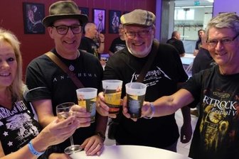 Festival vereint Fans aus halb Europa - Freude über das Wiedersehen: Mit Ute, Wilhelm, Rolf und Ludwig (v. l.) fanden Holland, Witten und das Emsland an einem der Stehtische im Foyer beim 9. Artrock-Festival in Reichenbach zusammen.