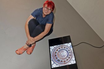 Festival: Warum eine Lichtensteinerin von Gullydeckeln in Japan träumt - Annett Langer sammelt Fotos von Gullydeckeln aus aller Welt. Über 1000 sind es geworden, sie laufen in Endlosschleife auf einem Bildschirm im Lichtensteiner Kulturpalais.