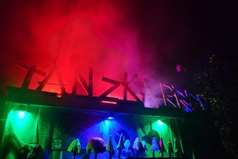 Festivals in Mittelsachsen: Hier kann diesen Sommer gefeiert werden - Beim Mitsinnen-Festival 2024 erstrahlte das Festivalgelände in bunten Farben.