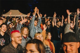 Festivalsommer in Chemnitz: Was man neben dem Kosmos noch alles erleben kann - Das Happy Brook Festival zog in den vergangenen Jahren viele junge Leute an.