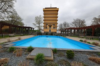 Festjahr: Was jetzt in das leere Becken am Reichenbacher Wasserturm kommt - Das Becken vor dem Reichenbacher Wahrzeichen bleibt leer.