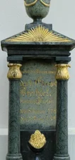Festkomitee legt sich für Jubiläum ins Zeug - Der aus Zöblitzer Serpentinit gearbeitete Grabstein von Friedrich Ehregott Drechsel wurde jüngst frisch restauriert.